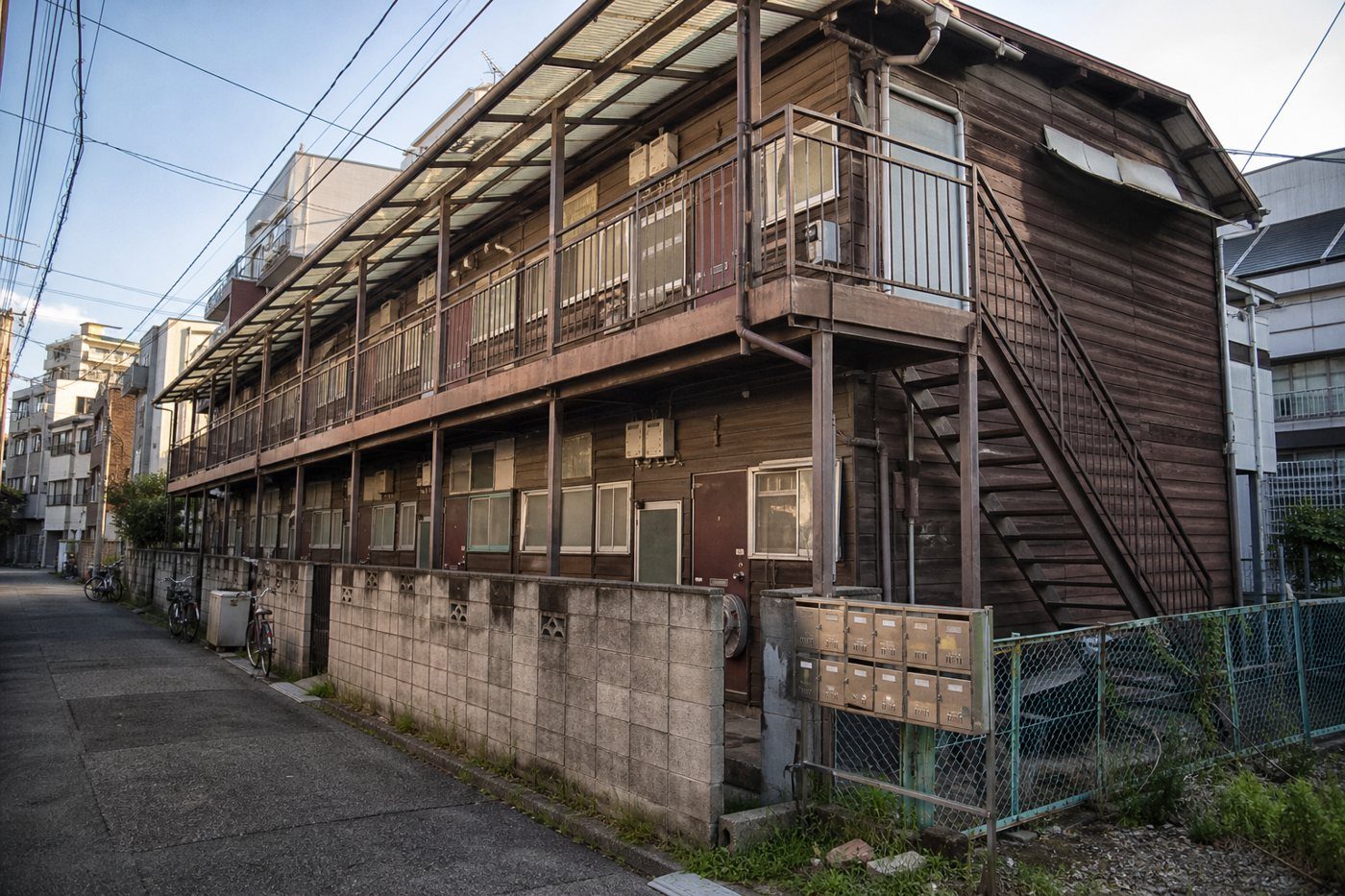 鉄骨外階段と郵便受けのある昭和の文化住宅